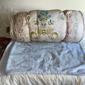 Faux Fur Lounge Bed Roll light pastel colors